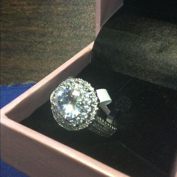 NWT Peermont  Sz 9, “Diamond, round halo ring - Picture 5 of 9